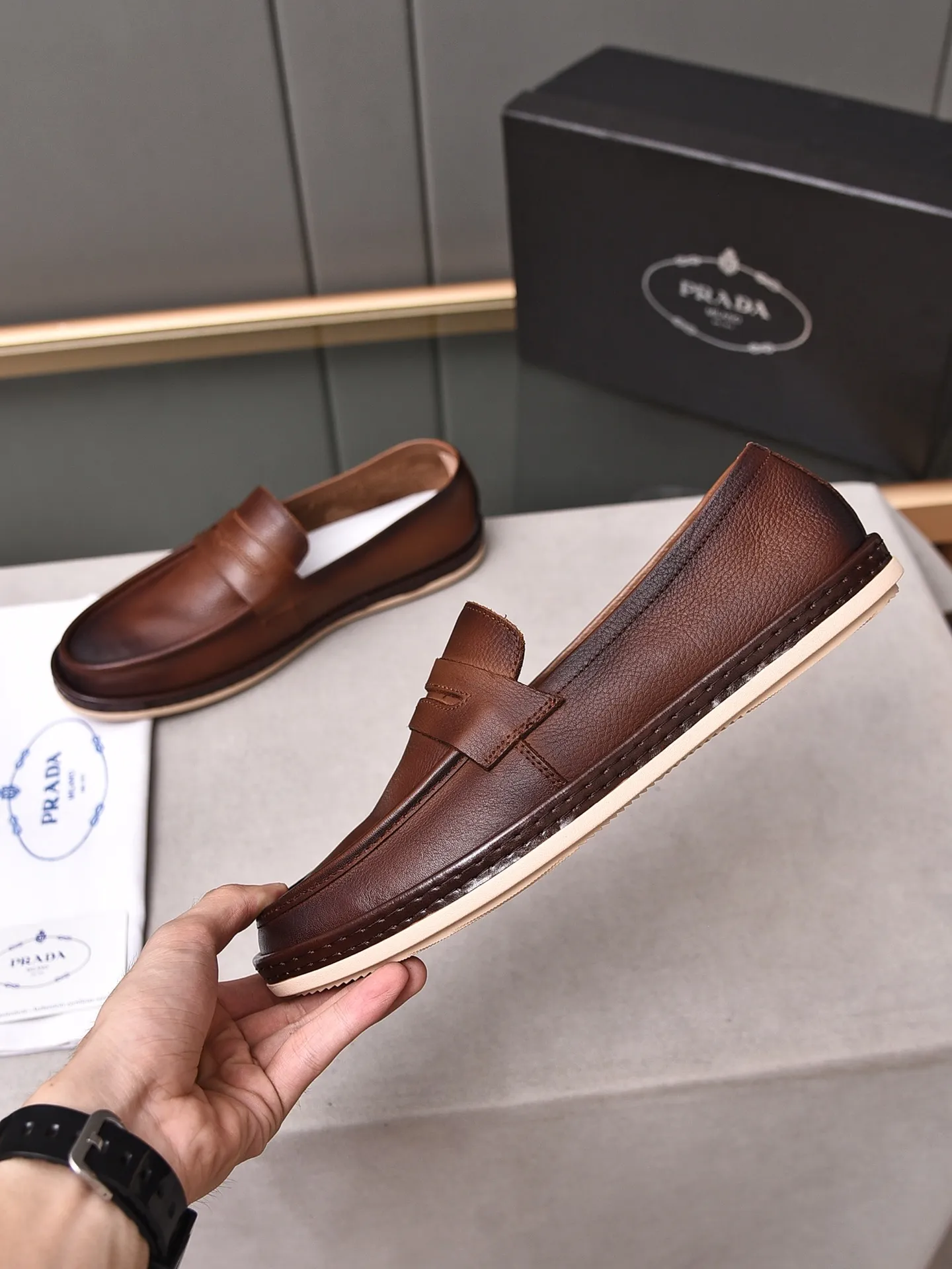 👟👟👟Men's Men's Shoes💰P460 [Artificial Rubbing Color]🆕🔥New Updates🔥👟PRADA (Prada) new products are released, imported soft cowhide, fashionable to allow air to penetrate the entire shoe, awesome shoes [strong] bring extremely comfortable and breathable feeling! Beautiful inside and out! Exquisite workmanship, top-grade cowhide material, 😌Size: 38~44, single color choice.